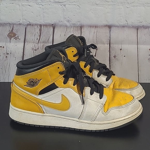 Nike Air Jordan 1 Mid US University Gold Yellow Shoes 554724-170 Youth 7/ W 8 - Picture 4 of 17